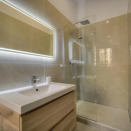 Apartment Cannes Centre, Parking, Elegant 2 Chambres, 2 Sdb A2B248 Cannes